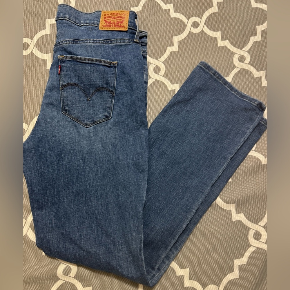 Levi's Men's Blue Straight-Leg Denim Jeans with Signature Back Pocket